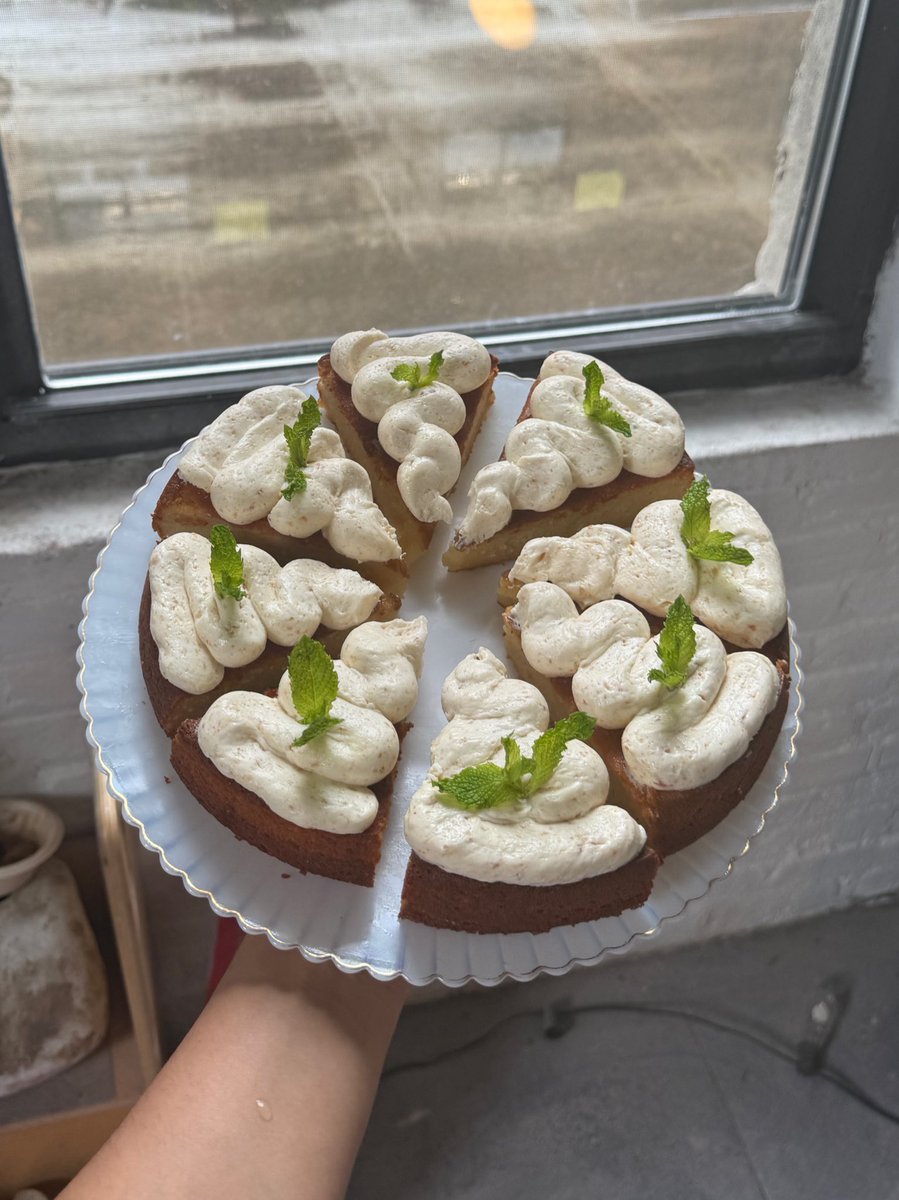 alidomrongchai's tweet photo. mango sticky rice mochi cake (sticky rice buttercream is my greatest discovery to date) https://t.co/aw9h9ZxGP2