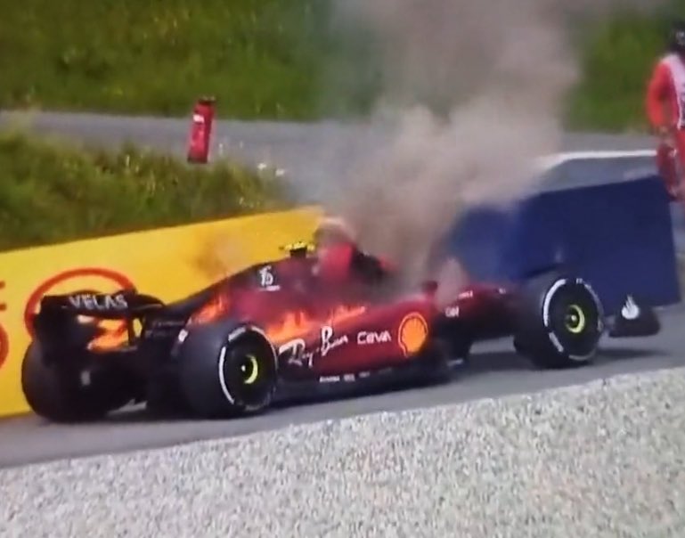TinoCLeclerc's tweet photo. El auto de Sainz cuando está en Austria: che y si me prendo fuego? https://t.co/4YxB1ch9jE
