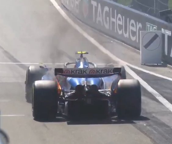 TinoCLeclerc's tweet photo. El auto de Sainz cuando está en Austria: che y si me prendo fuego? https://t.co/4YxB1ch9jE