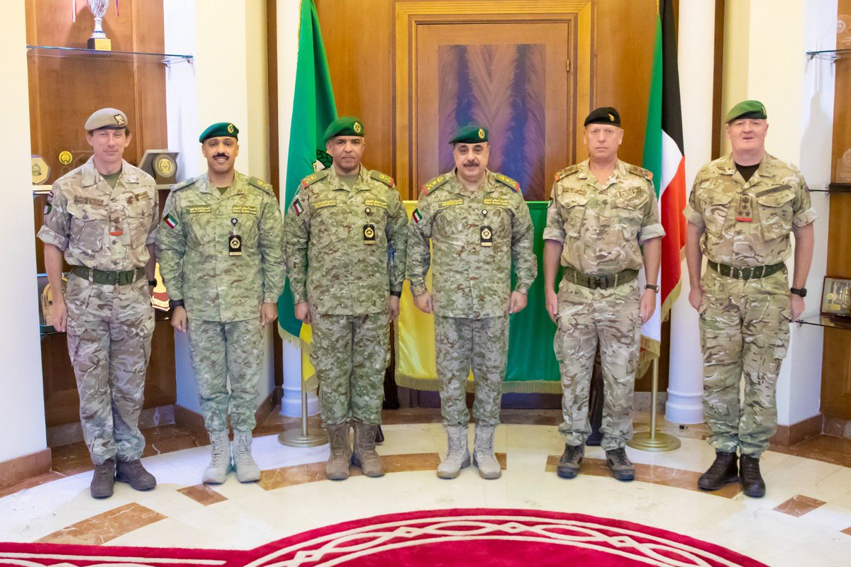 استقبل سعادة وكيل الحرس الوطني الفريق الركن مهندس هاشم عبدالرزاق الرفاعي بحضور المعاون للعمليات والتدريب اللواء الركن دكتور فالح شجاع فالح قائد البعثة البريطانية لدى دولة الكويت العميد ركن قافن تومسون وذلك بمناسبة انتهاء مهام عمله في دولة الكويت، وأعرب عن شكره لجهوده في تعزيز