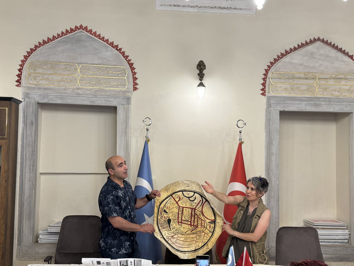 Doğu Türkistan Vakfı Uygur Sanatı Etkinlikleri

Vakfımız, “Divanu Lugat’it-Türk ve Motiflerin Dili Sergisi” adıyla 
kültürümüzün izini sürmeye, şanlı köklerimize yeniden dokunmaya devam ediyor.

Öğr. Gör. Dr. Kifayet Özkul’un kruatörlüğünde düzenlenen etkinlik, açılış konuşmaları