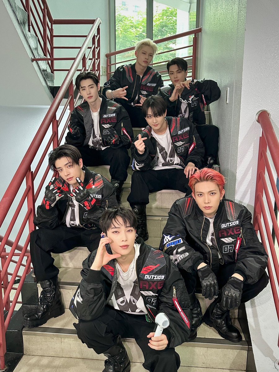 ijakecsim's tweet photo. © 인기가요   (..)   Racer boys, rebellious energy. Presence meets performance.
Once again, making the ordinary setting unforgettable. We owns the moment. https://t.co/UiC2KmbHr6