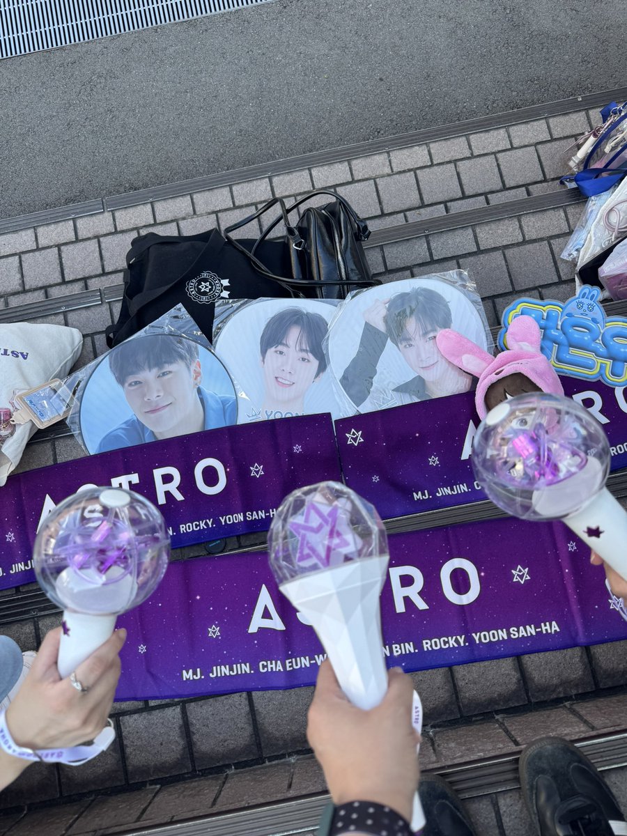 101224Ri's tweet photo. 2日間ありがとうすぎた🥺
アストロを通して出会って8年越しにやっと一緒に参戦、、感無量😭😭😭
ちぃちゃんもありがとね🫰末長くよろしくたのみたい、、笑
@Astro_cha_kira 
@roha_moonkong23 https://t.co/X4hHMg8UnV