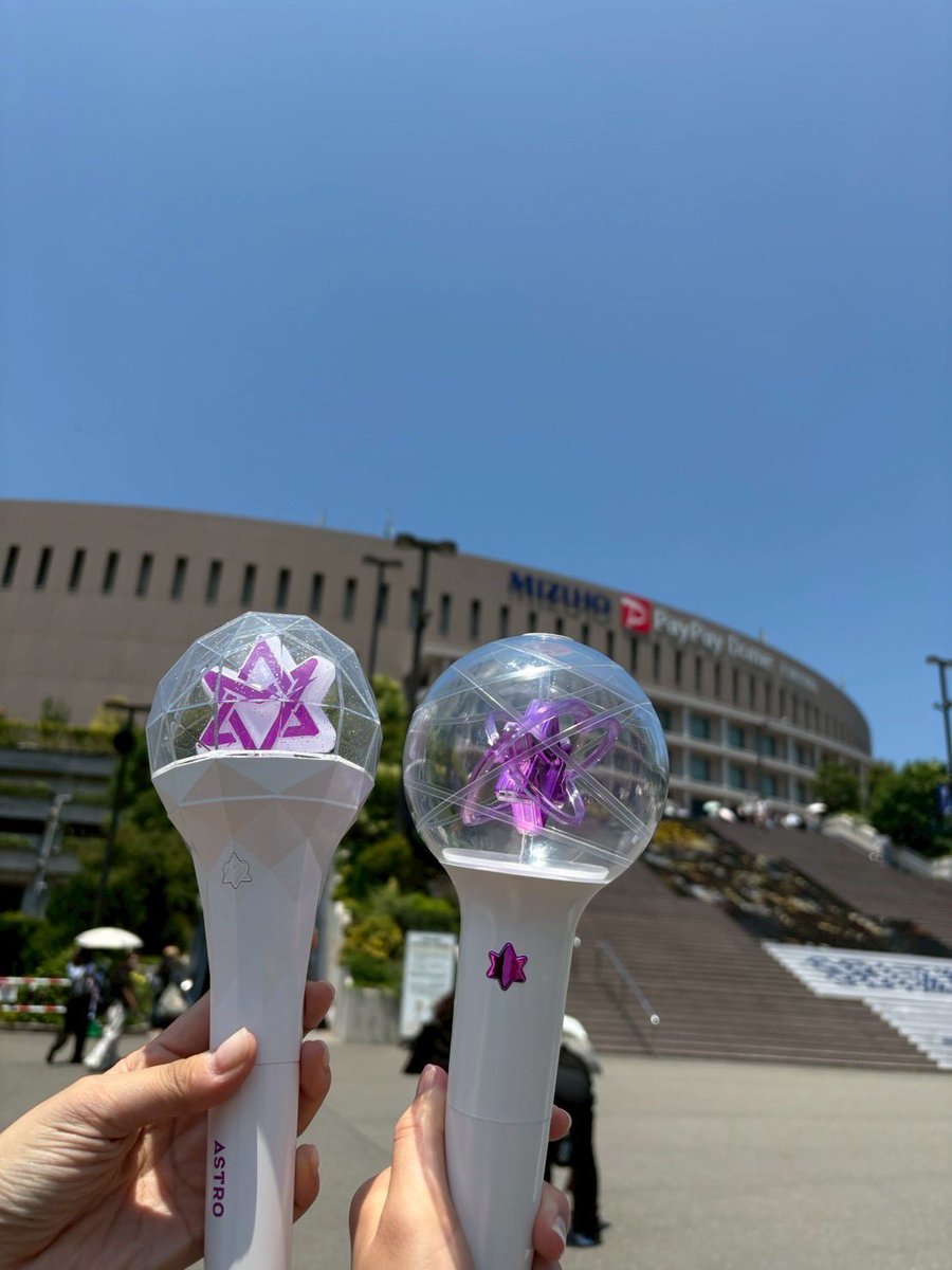 101224Ri's tweet photo. 2日間ありがとうすぎた🥺
アストロを通して出会って8年越しにやっと一緒に参戦、、感無量😭😭😭
ちぃちゃんもありがとね🫰末長くよろしくたのみたい、、笑
@Astro_cha_kira 
@roha_moonkong23 https://t.co/X4hHMg8UnV