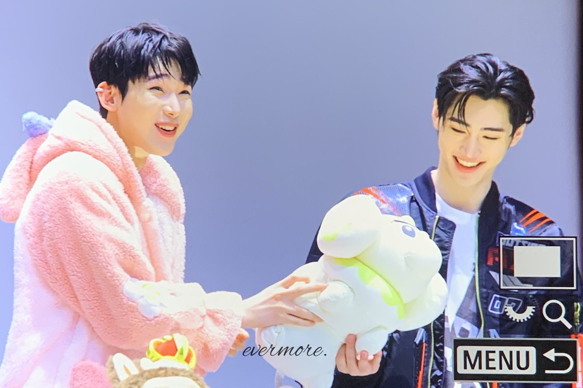 kungyazfilms's tweet photo. aww sunoo teasing sunghoon the doll looked like him 😂 https://t.co/MDjkvVvQhA