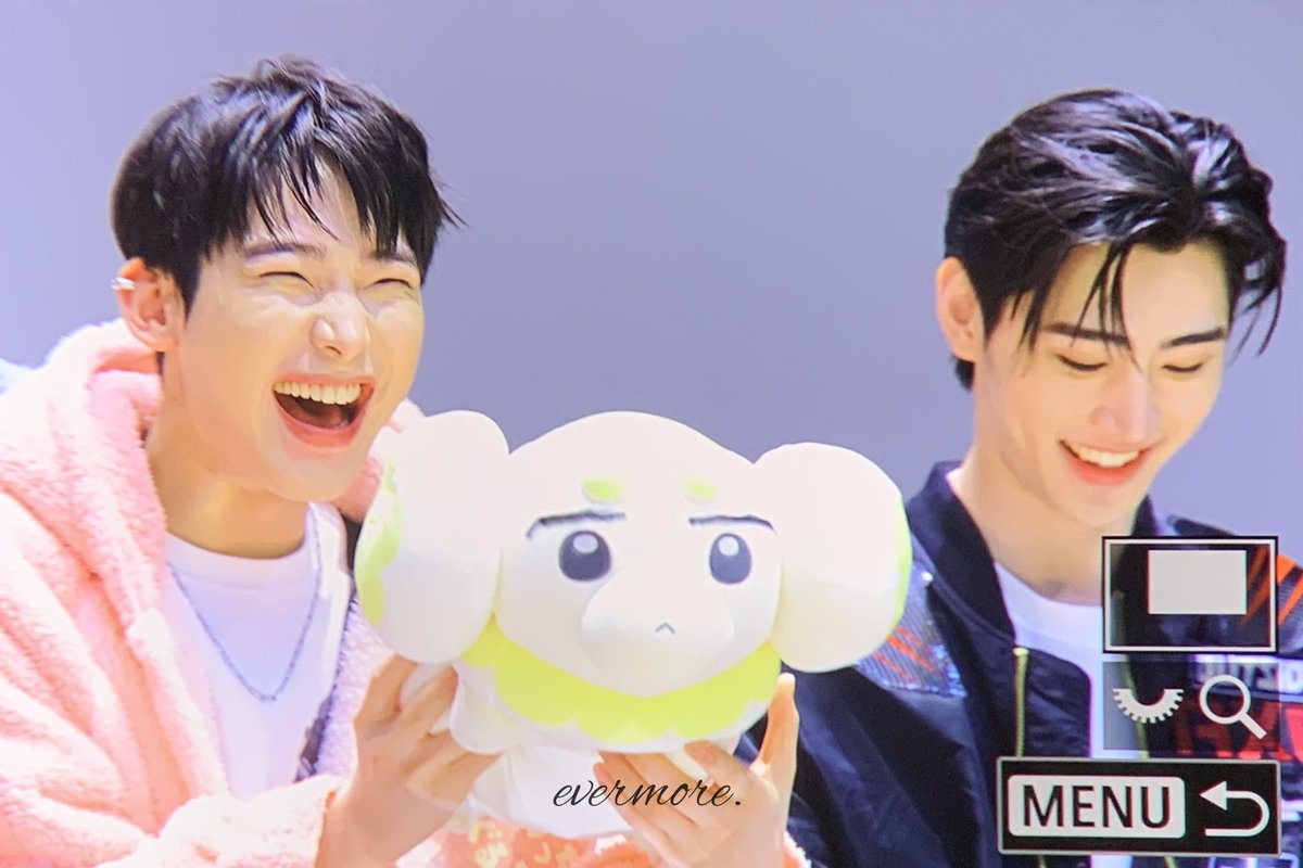 kungyazfilms's tweet photo. aww sunoo teasing sunghoon the doll looked like him 😂 https://t.co/MDjkvVvQhA
