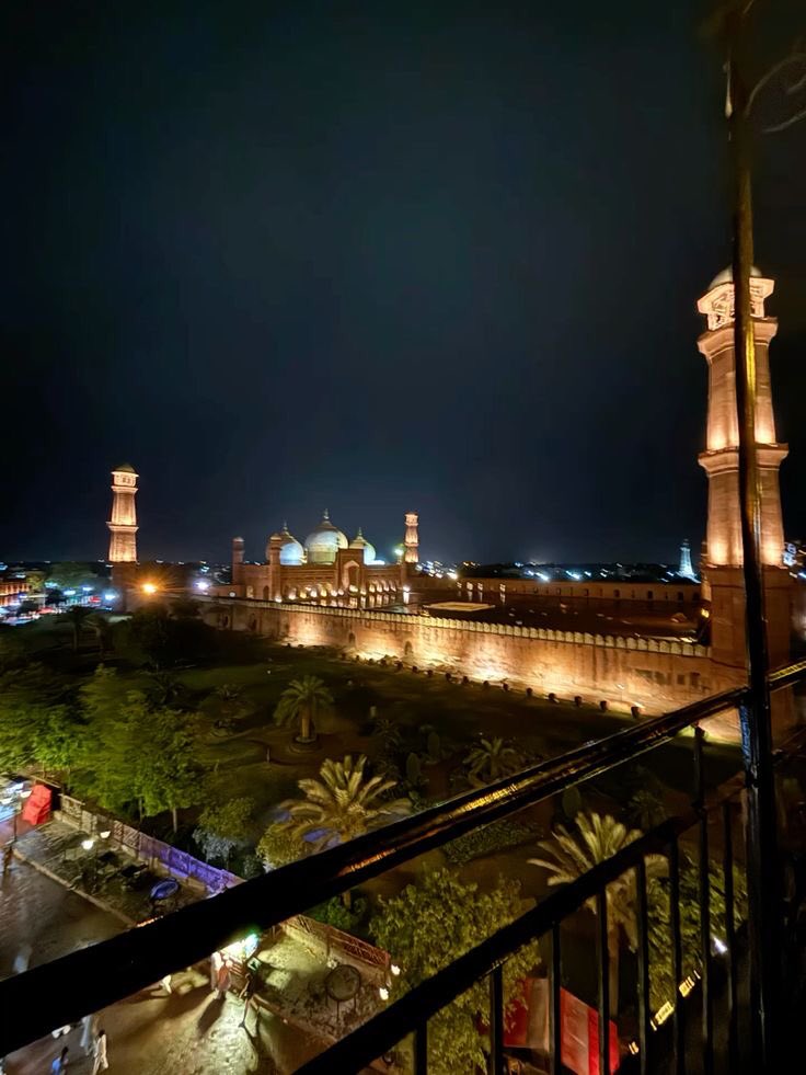 iamtasha09's tweet photo. Lahore's nights r incredibly romantic. https://t.co/Nzx0S36H73
