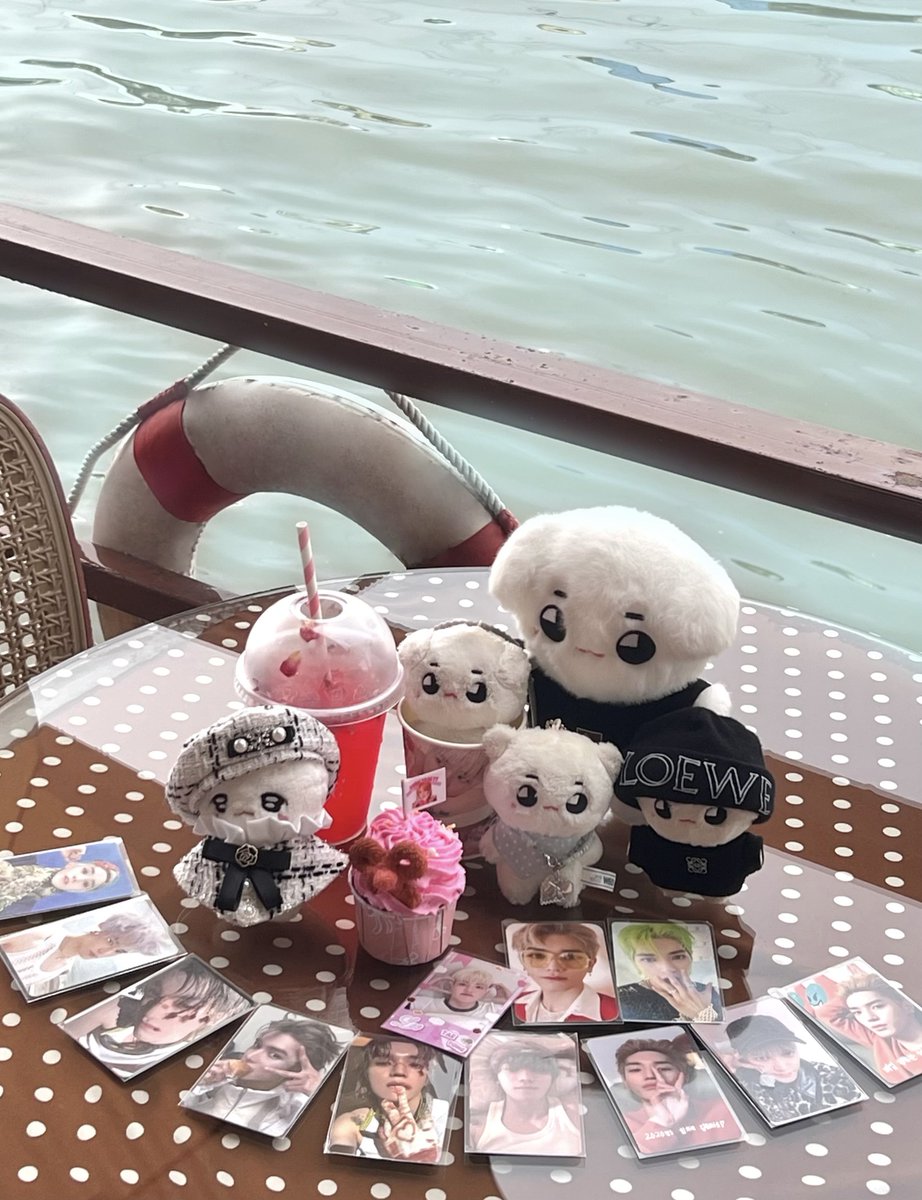 VKIM199's tweet photo. ท่ามกลางผู้คน ยังเจอเรือหางยาว คาเฟ่สวยมาก มีแต่น้องแตมงเต้มไปหมด🤲🏻🤏🏻

 #BorntobeTY https://t.co/ExlhEiF64M