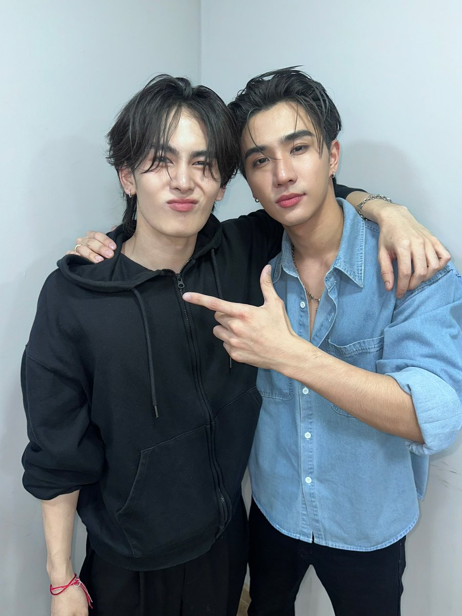 perthppe's tweet photo. วันนี้ขอบคุณทุกคนมากๆนะครับ ดีใจที่ได้เจอกันมากๆ ใครโดนฝนอย่าลืมทานยากันด้วยนะ รักพวกเราเเล้วอย่าลืมรักตัวเองด้วยนะครับ รักมากๆ🙏🏻🖤🤍🫶🏻
@Ppsanta 

PERTHSANTA WITH LOREAL

 #เซรั่มปลุกผมxเพิร์ธแซนต้า https://t.co/8gtjQg5OiK