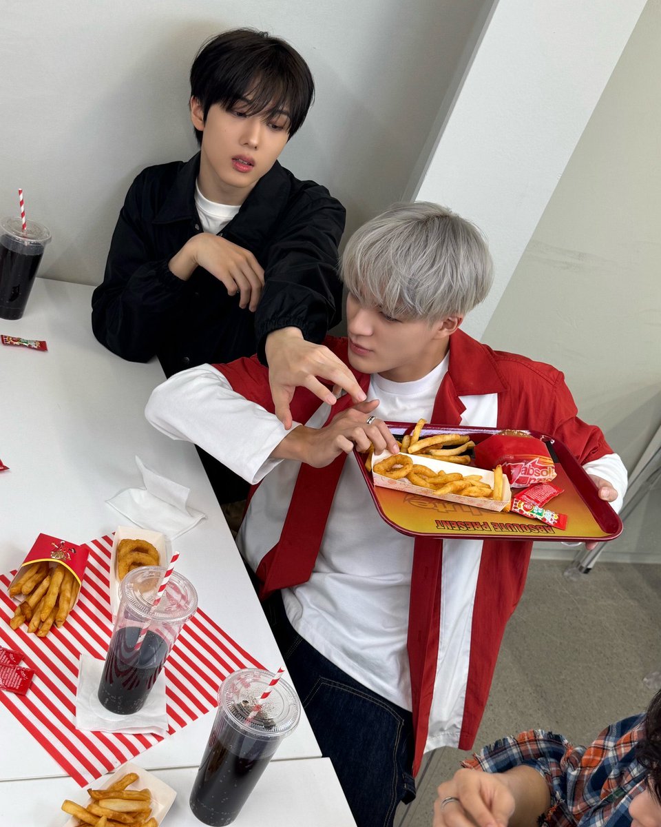 minjisfp's tweet photo. Eh jangan rebutan? Nanti aku beliin lagi https://t.co/hZtCf31hAu