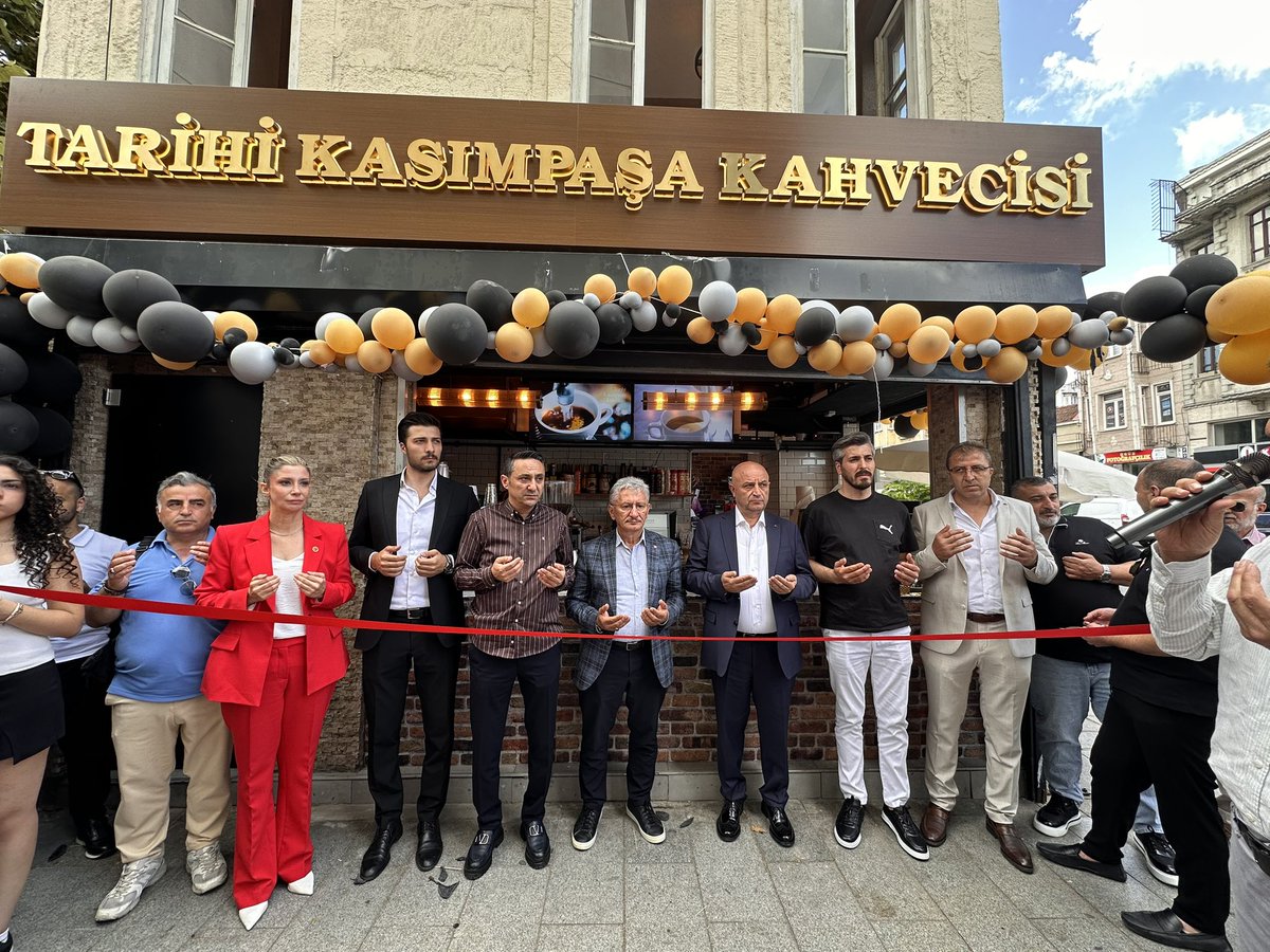 Tarihi Kasımpaşa Kahvecisi’nin açılışına katıldık. Gönül ve dava birlikteliğimizin bir yansıması olan bu güzel mekânın işletmeciliğini üstlenen MHP Başakşehir İlçe Başkan Yardımcısı Mücahit Yavuz’u tebrik ediyor, bol ve bereketli kazançlar diliyoruz. Açılışta MHP Başakşehir İlçe