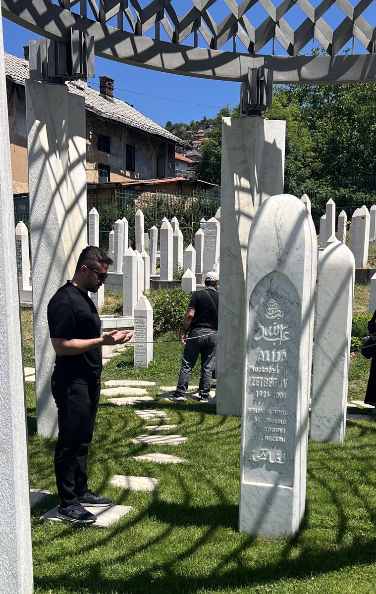 cihadyildirim's tweet photo. “Ve her şey bittiğinde hatırlayacağımız şey; düşmanlarımızın sözleri değil, dostlarımızın sessizliği olacaktır.”

- Bilge Kral Aliya İzzetbegoviç

📍Saraybosna https://t.co/yBApny44XX