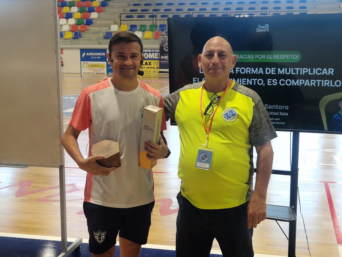 📋 <a href="/emasantoro/">Emanuel Santoro</a> ha participado en Manzanares en el XXVI Congreso Nacional de la <a href="/Anefs/">ANEFS</a>. 

🏆 En dicha cita ha recogido el trofeo como “Entrenador Revelación” de la temporada 24-25.