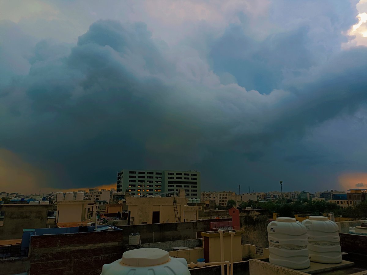 सज-धज आवै सामनै चालै मधरी चाल । सैण-सनैसो बादळी सुणा-सुणा तत्काल् ।।
#बादली 
#Monsoon2025