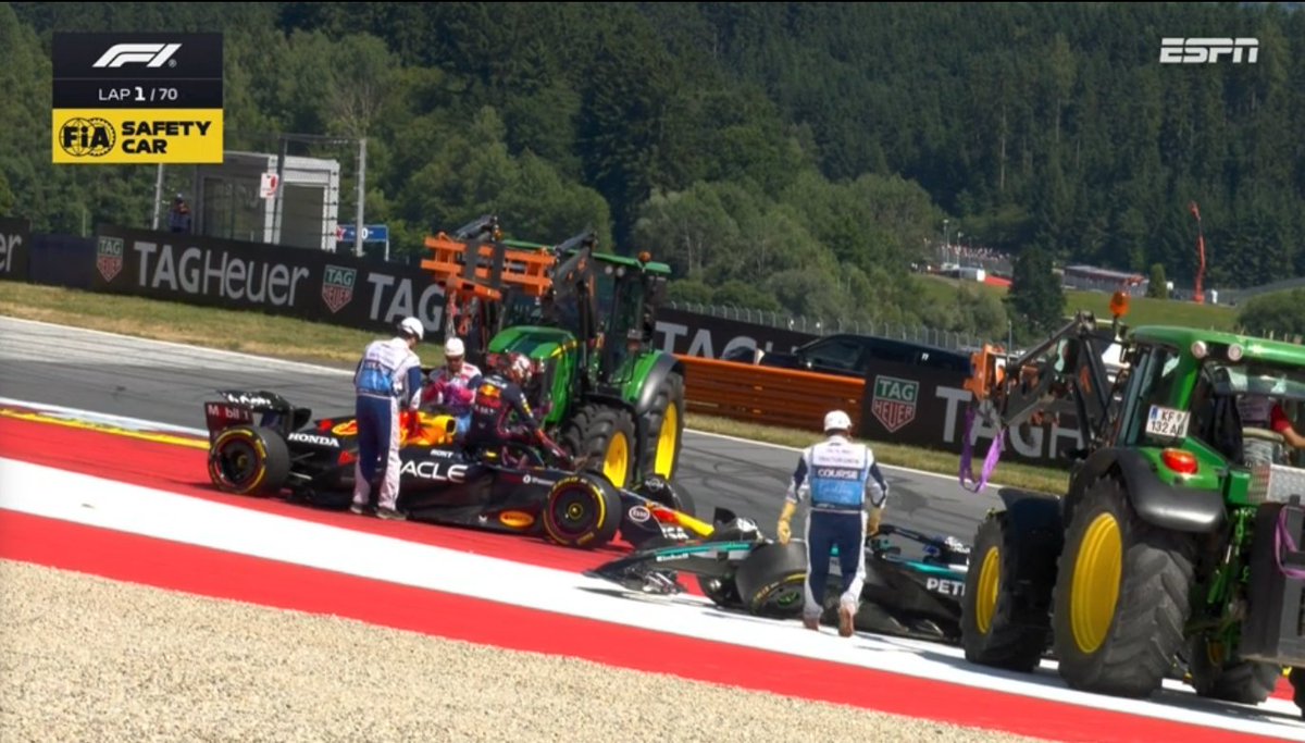 ivanvg96's tweet photo. Qué imaxe! Alonso e Stroll baixándose dos seus coches para axudar a Verstappen e Antonelli despois do accidente. O bonito do deporte 👏🏻👏🏻👏🏻 https://t.co/1k6y68xvEJ
