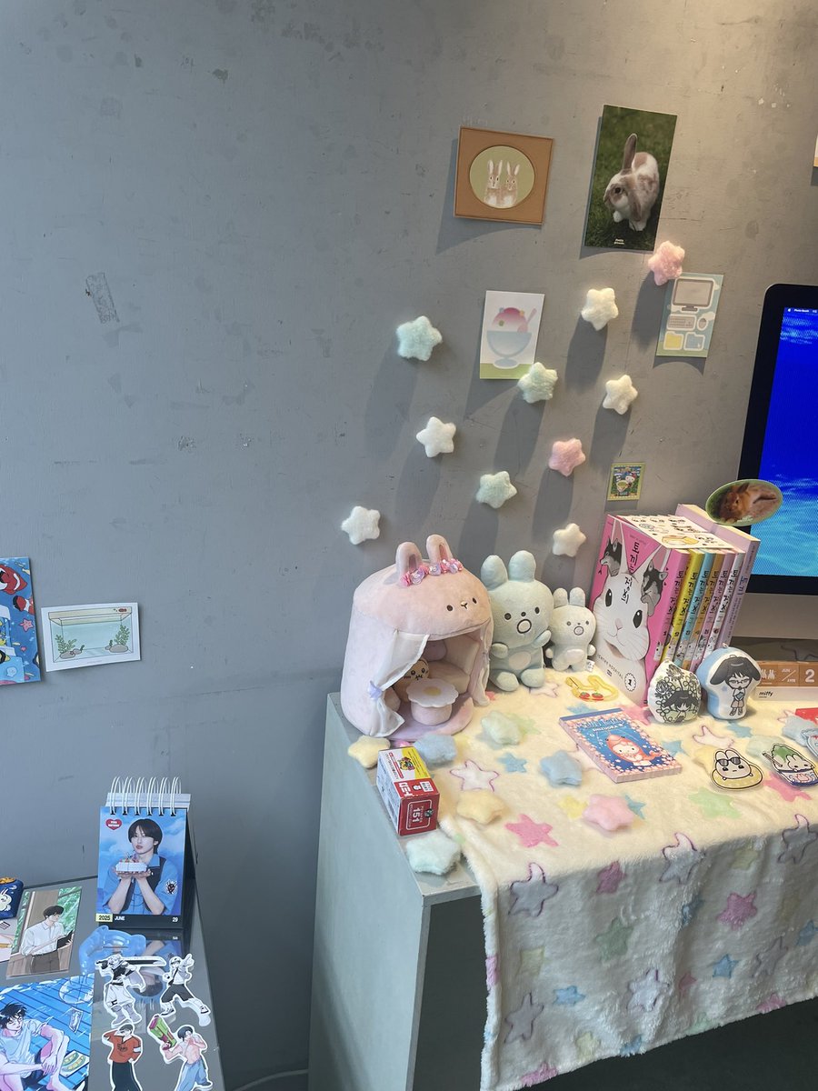 후마를 사랑하는 사람의 열기로 가득하여
더욱 뜨거운 여름이던 카페!
여름은 참 아름다운 계절인 걸 아시나요?👀
우리는 거의 아름의 아름다운 추억을 지니고 있죠
그렇게 그리운 계절에 태어난 후마를 닮아
활기가 가득하고 아기자기한 카페!
정말 좋았어요~☀️💕

#나츠노후우쨩 
#なつのふうちゃん