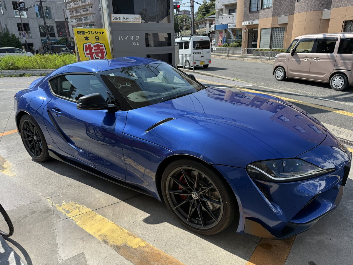 rxv07217's tweet photo. GRスープラ、納車後に初の給油でした。初期の燃料をエンプティ表示が出るまで使い、いつものガソリンスタンドで給油しました。 https://t.co/Pk0HgezxDw