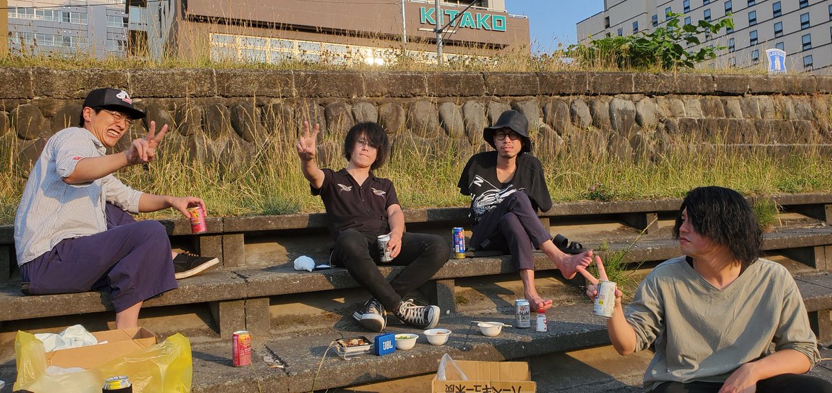 今日は堀田さんと川で肉を焼きました。