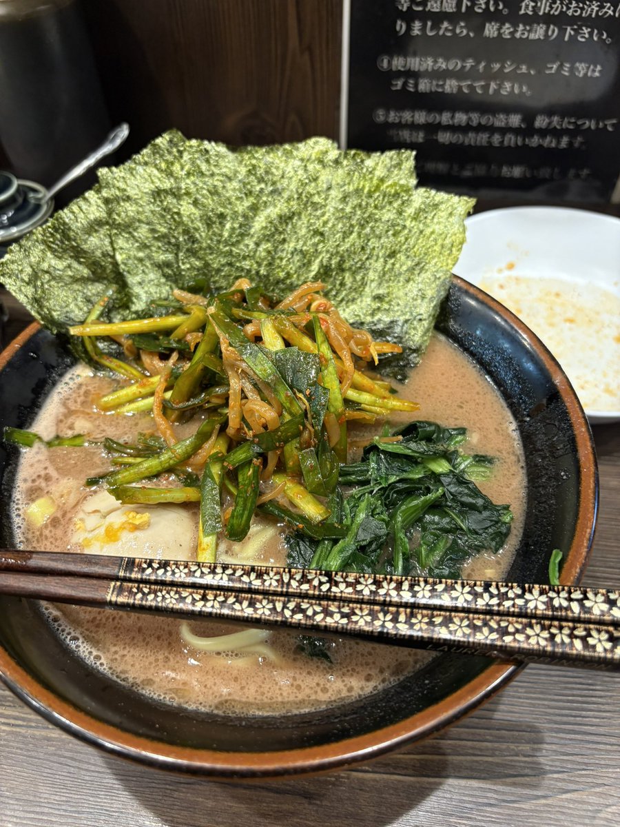 wu_han38581's tweet photo. 今日のせぇぇぇぇい‼️
限定ニラもやしトッピング‼️
辛い❌武道家の濃いスープで最強組み合わせ激ウマスープに大変身‼️
うますぎてめちゃスープ啜ってしまった笑笑
めちゃ美味しくて感動でした‼️

箸　彫金桜　太くて使いやすい https://t.co/1Be4SQmpE6