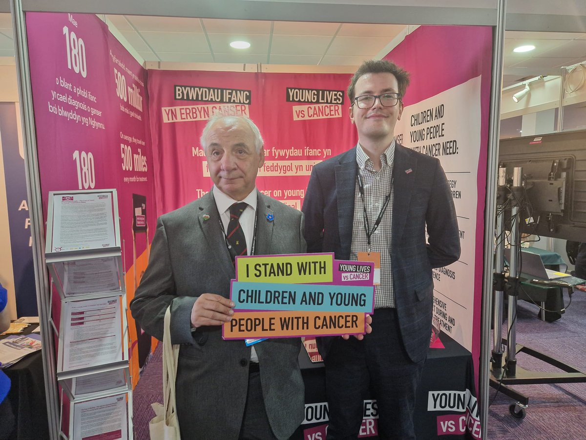 Young Lives vs Cancer (@ylvscancer) on Twitter photo Roeddem yn falch o gwrdd â <a href="/DavidReesMS/">David Rees MS</a> <a href="/JGriffithsLab/">John Griffiths MS</a> a <a href="/MikeHedgesAM/">Mike Hedges</a> i drafod y materion y mae plant a phobl ifanc â chanser, a'u teuluoedd, yn eu hwynebu yng Nghymru, gan gynnwys cost uchel teithio i gael triniaeth, a'r angen am Strategaeth Canser sy'n diwallu anghenion plant Roeddem yn falch o gwrdd â <a href="/DavidReesMS/">David Rees MS</a> <a href="/JGriffithsLab/">John Griffiths MS</a> a <a href="/MikeHedgesAM/">Mike Hedges</a> i drafod y materion y mae plant a phobl ifanc â chanser, a'u teuluoedd, yn eu hwynebu yng Nghymru, gan gynnwys cost uchel teithio i gael triniaeth, a'r angen am Strategaeth Canser sy'n diwallu anghenion plant