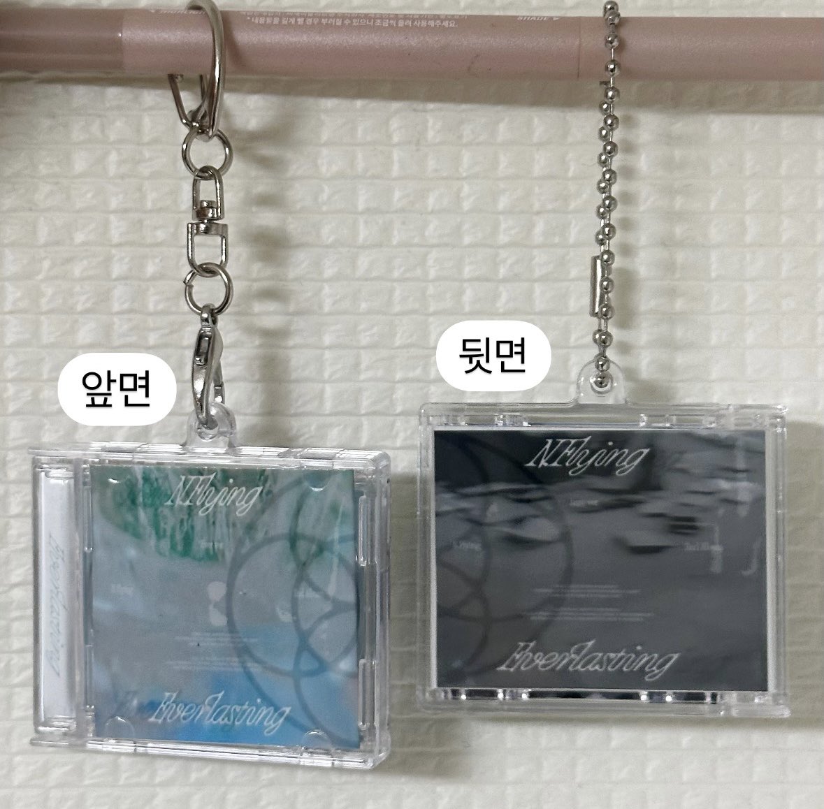 sep_archive_'s tweet photo. ✨엔플라잉 부산 &CON4 미니 CD 키링 나눔✨
아래 내용 확인 후 RT로 참여 부탁드립니다!

🦊 수량 : 10개
🐱 참여 방법 : 이 글을 RT해주신 분 중 10분 추첨
🐶 당첨 발표 : 7/2 (수) 오후 6시 이후 예정
🐰 수령일 : 💜 7/5 (토) 💜

※ 막콘 공연 시작 30분 전까지 수령 가능하신 분에 한해 나눔드립니다!

🪨 NFC 기능이 있어 ‘만년설 MV'로 연결 됩니다.

공연에서 받은 나눔이 늘 고마워서
이번엔 저도 작은 나눔 준비했어요💜

직접 만든 거라 조금씩 삐뚤거나 고르지 않을 수 있어요😅
괜찮다 하시는 분들께 나눔드릴게요!

고리/단체사진은 랜덤입니다🎁
많은 참여 부탁드려요 ⋆◡̎⋆