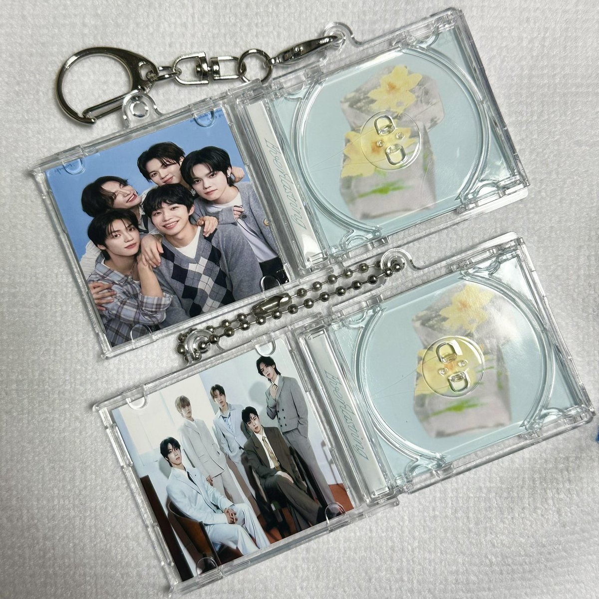 sep_archive_'s tweet photo. ✨엔플라잉 부산 &CON4 미니 CD 키링 나눔✨
아래 내용 확인 후 RT로 참여 부탁드립니다!

🦊 수량 : 10개
🐱 참여 방법 : 이 글을 RT해주신 분 중 10분 추첨
🐶 당첨 발표 : 7/2 (수) 오후 6시 이후 예정
🐰 수령일 : 💜 7/5 (토) 💜

※ 막콘 공연 시작 30분 전까지 수령 가능하신 분에 한해 나눔드립니다!

🪨 NFC 기능이 있어 ‘만년설 MV'로 연결 됩니다.

공연에서 받은 나눔이 늘 고마워서
이번엔 저도 작은 나눔 준비했어요💜

직접 만든 거라 조금씩 삐뚤거나 고르지 않을 수 있어요😅
괜찮다 하시는 분들께 나눔드릴게요!

고리/단체사진은 랜덤입니다🎁
많은 참여 부탁드려요 ⋆◡̎⋆