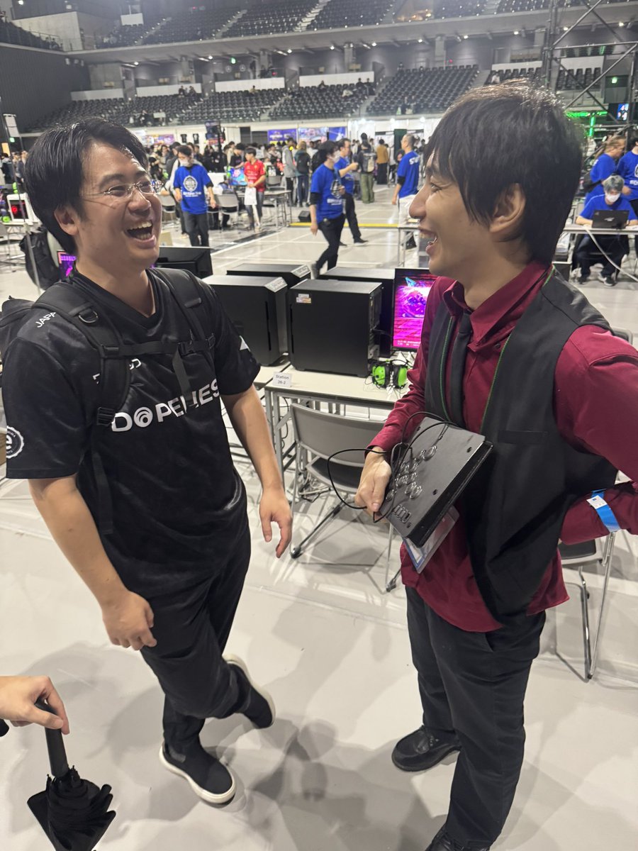 dr_rekka's tweet image. 去年の11月CPTプレミアジャパンでの松五郎とあくたがわ。
10年以上前にスト4で同じダッドリーを使って格ゲー業界を賑わせた二人。
変わらない絆を感じる一枚。
個人的にめちゃくちゃお気に入りの写真。