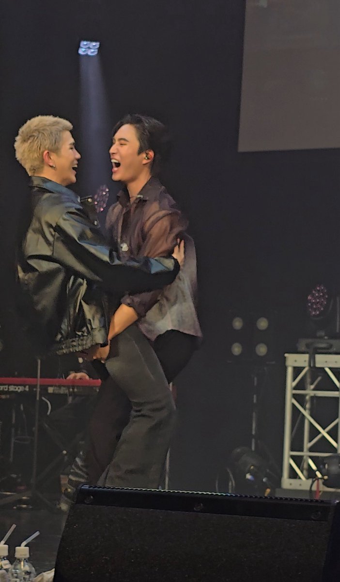 mari_bwgfjdppo's tweet photo. THE BEST CONCERT EVER!!!!!!!!!   

#GFRunTheWorldinOsaka
#GeminiFourth 
#เจมีไนน์โฟร์ท
#gemini_nt
#Fourthnattwat https://t.co/TKYQduewnT