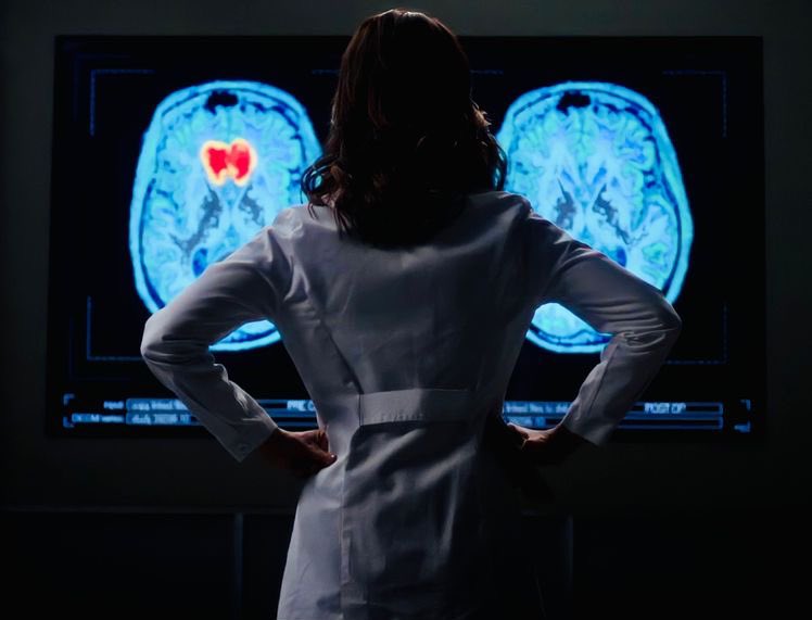 welovegreys__'s tweet photo. Pose de superhéroe, pecho saltado y manos en cintura para armarte de valor y motivarte a seguir. Diría Amelia 🧡 https://t.co/MWXkhva5uu