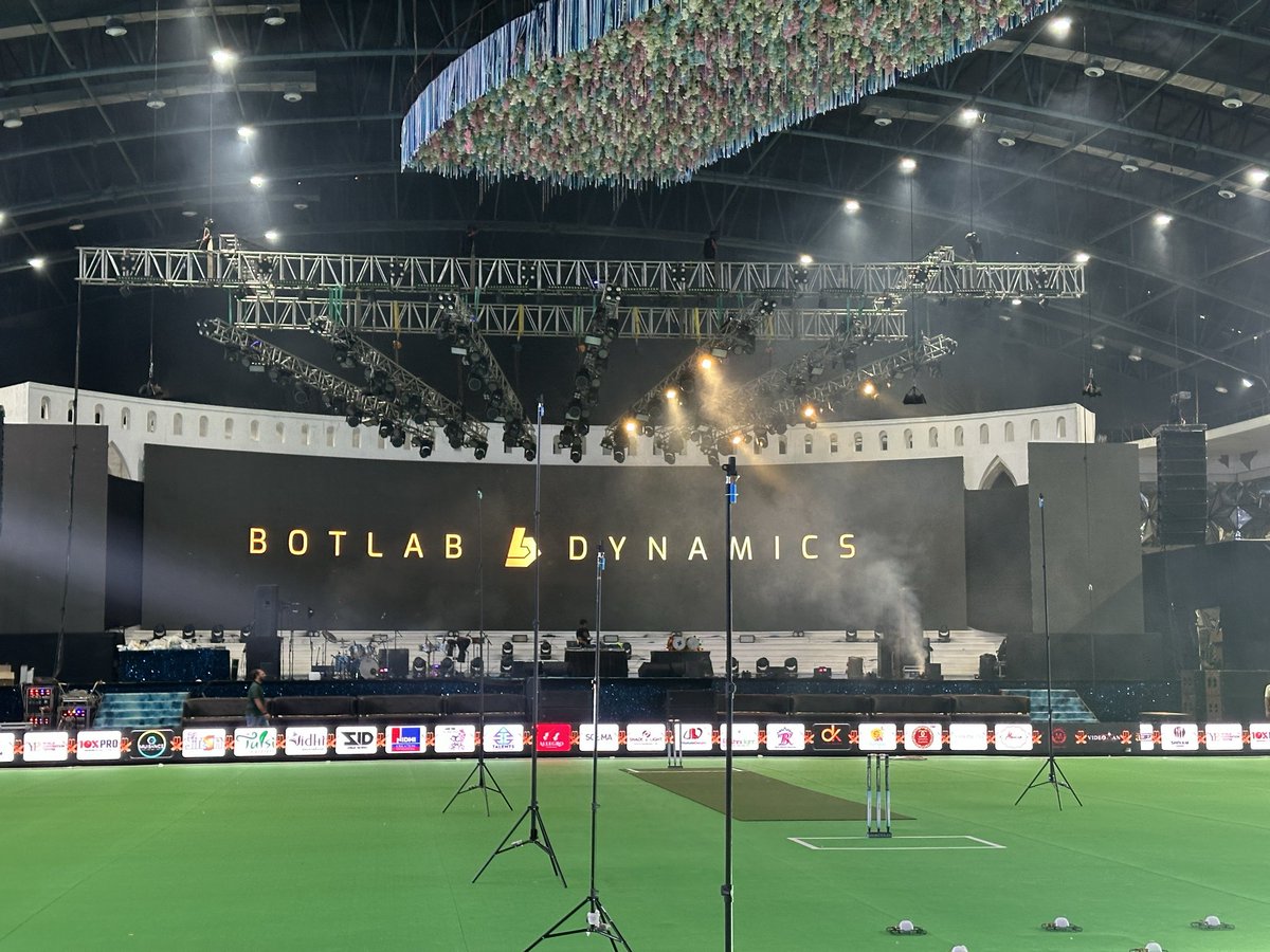 BotLabDynamics's tweet image. BotLab Dynamics is at #SGEMA2025.
.
.
#Botlabdynamics #Droneshow #indoordroneshow #dronetech #surat #eventplanners #Gujarat