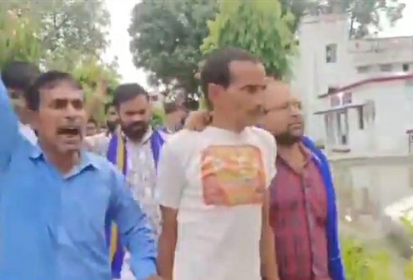 Vishal_aawaj's tweet image. मेरी तरफ़ से ये रंगीन चूड़ियां - 

यूपी विधानसभा में बैठे 52 ब्राह्मण विधायकों के लिए है।

एक गरीब ब्राह्मण सुदामा मिश्रा के गिरेबान पर हाथ डाल के भीम आर्मी के गु&apos;ण्डो द्वारा घसीट कर अपमानित जा रहा है !

क्या योगी राज में कानून का इकबाल खत्म हो गया है ?

अगर प्रतिक्रिया में भीम…