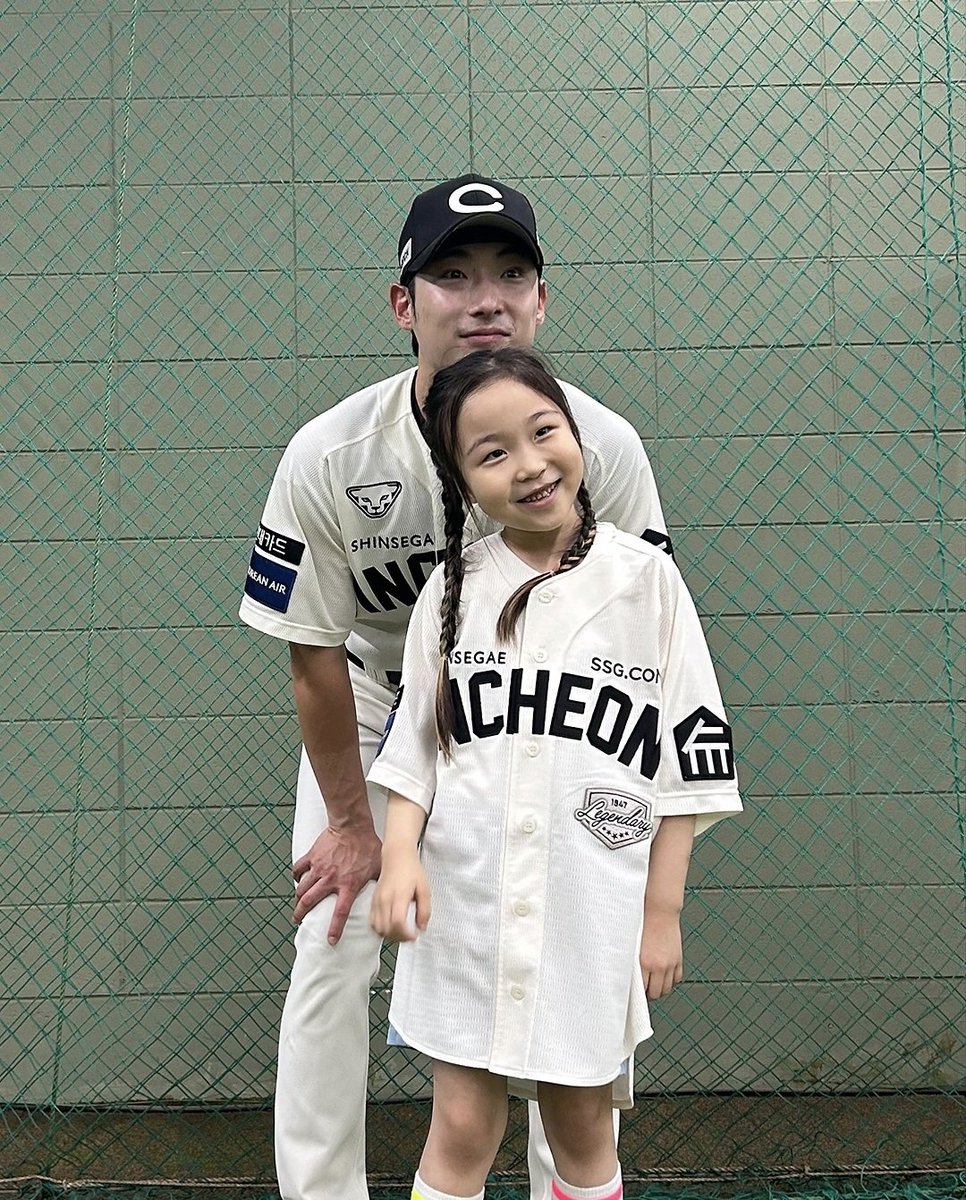 예소 점점 커가는게 보여.. 흑 갑자기 엄청 훌쩍 자랐어
예소와 예소 최애삼촌 최지훈 투샷 너무 기쁘다