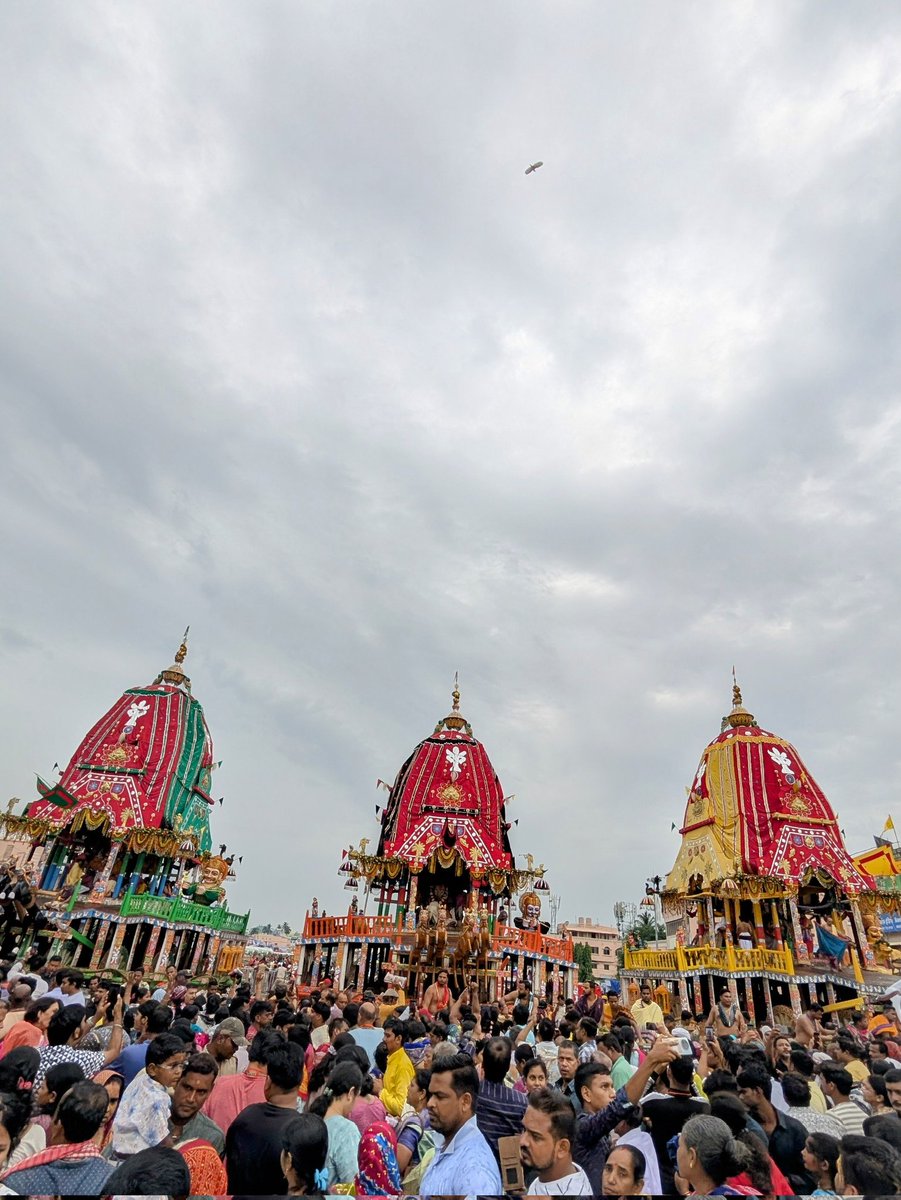 tk_meher's tweet photo. The Lord of the Universe comes out of His Sri Mandir to meet us. Jai Jagannath 🙏🏻 https://t.co/vqC6o2pzEo