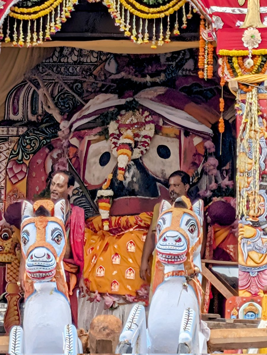 tk_meher's tweet photo. The Lord of the Universe comes out of His Sri Mandir to meet us. Jai Jagannath 🙏🏻 https://t.co/vqC6o2pzEo