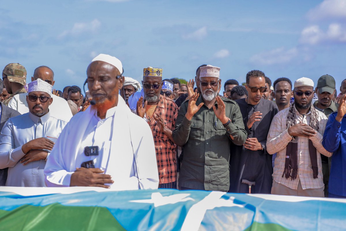 JSStatehouse's tweet image. Madaxweynaha Dowladda Jubaland, Mudane Axmed Maxamed Islaam, ayaa ka qeyb galay Aaska Qaran ee loo sameeyay Madaxweyne Ku Xigeenkii Labaad ee Jubaland, Allaha u naxariistee Suldaan Cabdiqaadir Xaaji Maxamuud, oo lagu aasay magaalada Kismaayo.
Madaxweynaha waxaa Aaska kala qeyb…