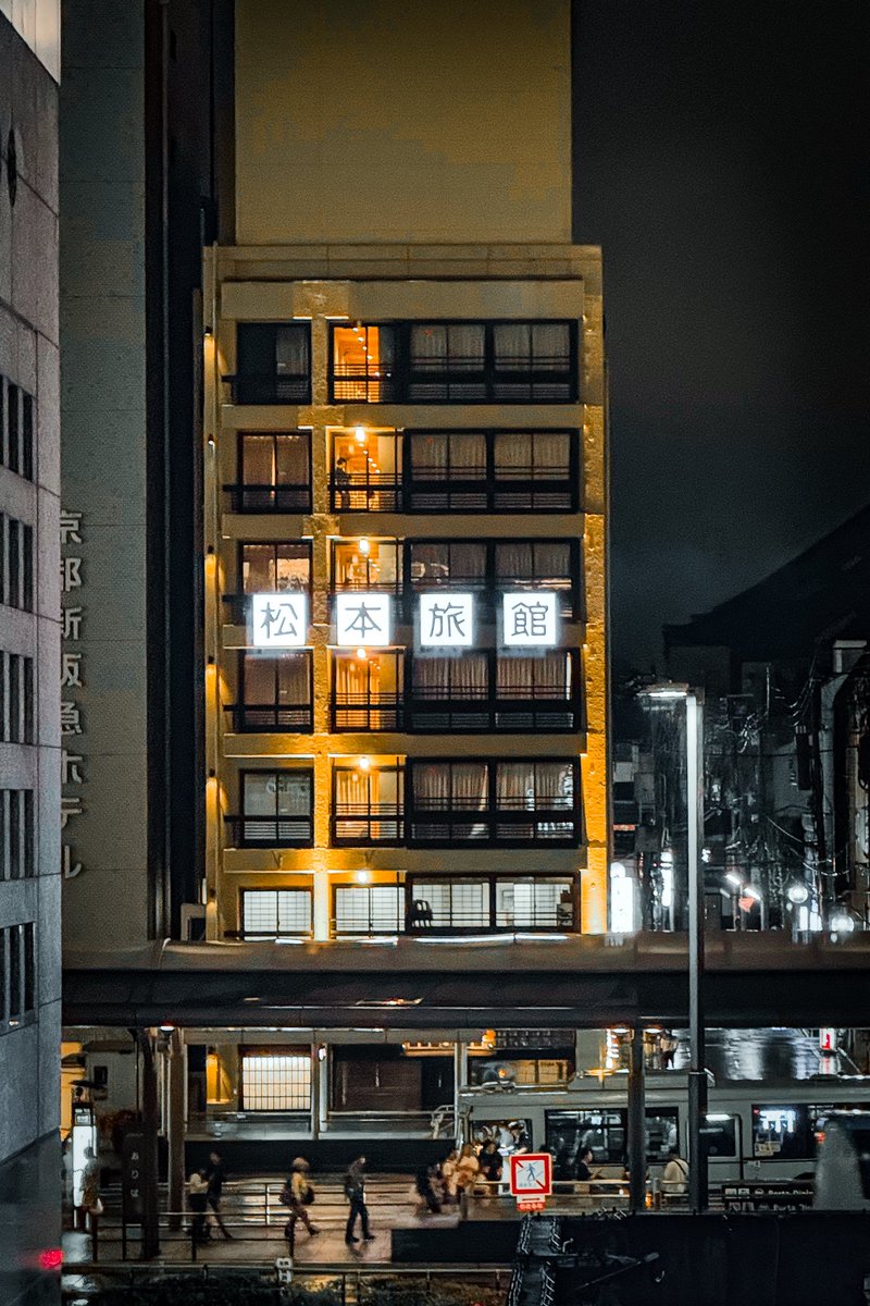 Macphil_TW's tweet photo. 京都，和台南很像。

一座古老的城市，卻又融合現代，
那種「只要往地下挖掘，
就會出現好幾層古蹟」的感覺，
車水馬龍的大馬路邊，
轉身進入小巷，
又是古老的屋舍，
人間煙火氣息。

又要再次出門啦！
這次除了迎來大阪梅田年度鳥展，
也再度安排來這裡，
繼續挖掘更多有趣的事物。

#京都
#Kyoto https://t.co/WBMGzjFubS