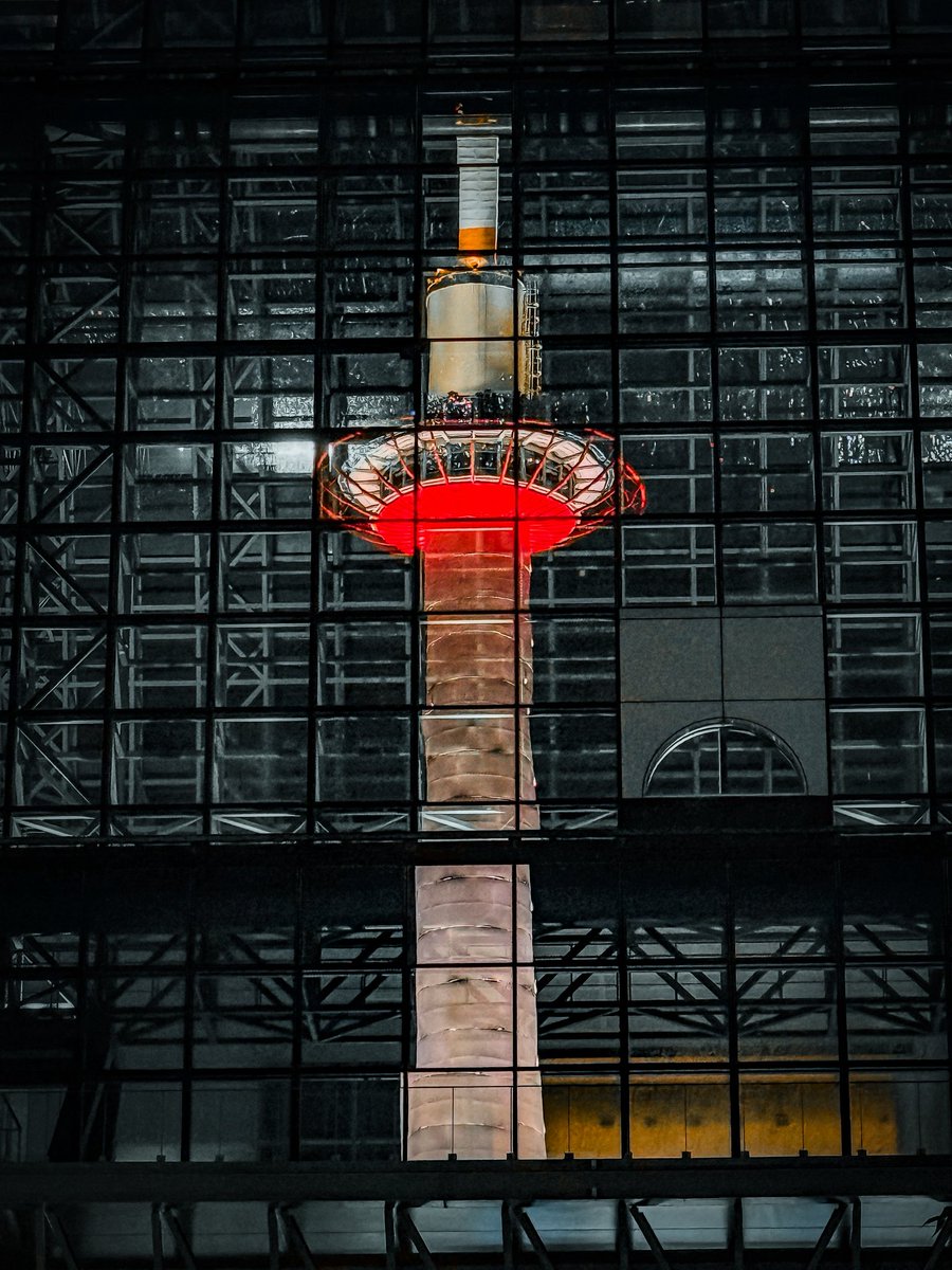 Macphil_TW's tweet photo. 京都，和台南很像。

一座古老的城市，卻又融合現代，
那種「只要往地下挖掘，
就會出現好幾層古蹟」的感覺，
車水馬龍的大馬路邊，
轉身進入小巷，
又是古老的屋舍，
人間煙火氣息。

又要再次出門啦！
這次除了迎來大阪梅田年度鳥展，
也再度安排來這裡，
繼續挖掘更多有趣的事物。

#京都
#Kyoto https://t.co/WBMGzjFubS