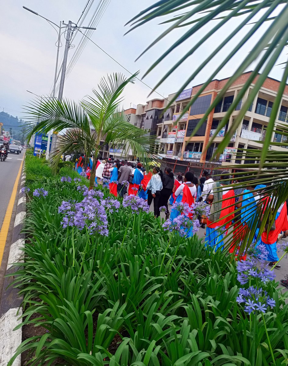D_Nzogera's tweet photo. #Birikuba: Urugaga rw'abagore ndetse nurugaga rw'urubyiruko rushamikiye kumuryango wa @rpfinkotanyi  bari Ku rwibutso rw'akarere ka #Musanze,AHari kubera Umuhango wo Kwibuka Inzirakarengane zazize Jenocide yakorewe Abatutsi muri Mata 1994 Bashyinguye mucyahoze ari Court d'appel de Ruhengeri 
#RPFInkotanyi
#Kwibuka31