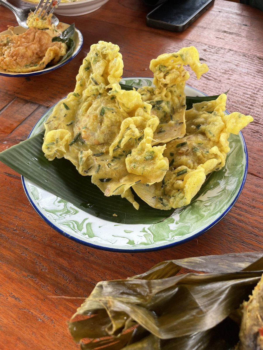 farisalaudin's tweet photo. Meramaikan #PelangiDiPiringku Mbak @anissasih di X. Kali ini, menunya pepes ayam, urap dengan kecombrang, dan tumis leunca. Nasi merahnya ketutupan lauk. 🤣 Jangan lupa tempe kemul yg kuningnya menir sekali. Dan, lutis! 🌈 https://t.co/wbonbllWZt