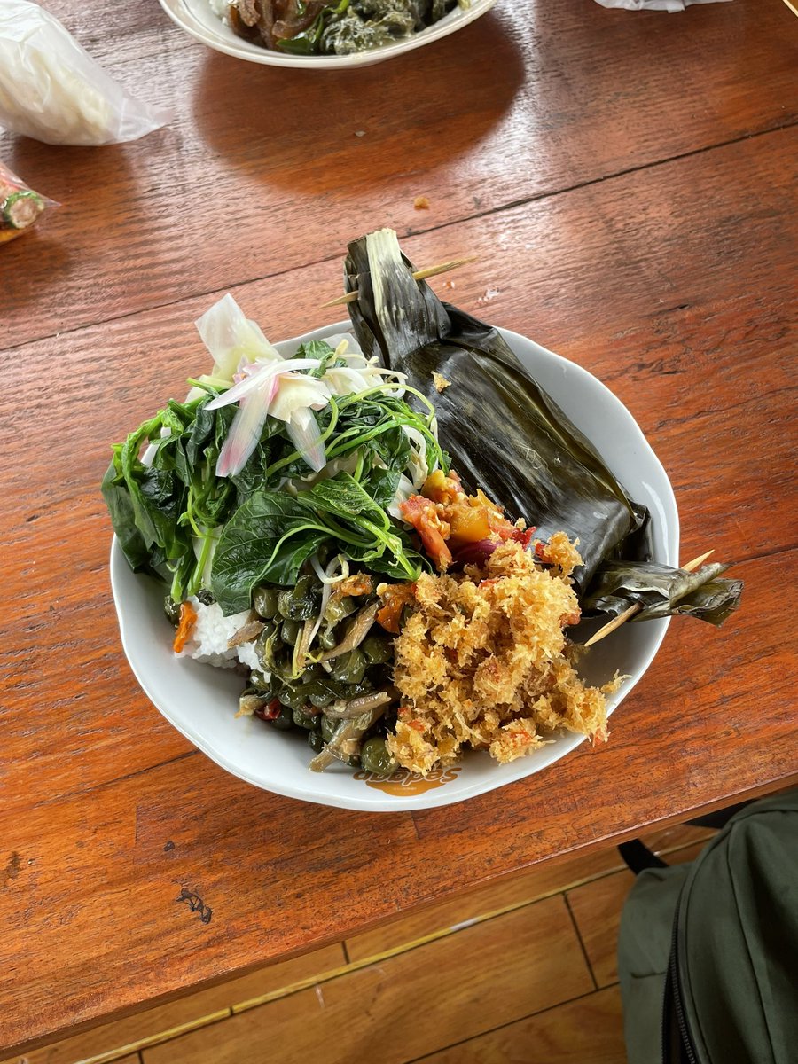 farisalaudin's tweet photo. Meramaikan #PelangiDiPiringku Mbak @anissasih di X. Kali ini, menunya pepes ayam, urap dengan kecombrang, dan tumis leunca. Nasi merahnya ketutupan lauk. 🤣 Jangan lupa tempe kemul yg kuningnya menir sekali. Dan, lutis! 🌈 https://t.co/wbonbllWZt