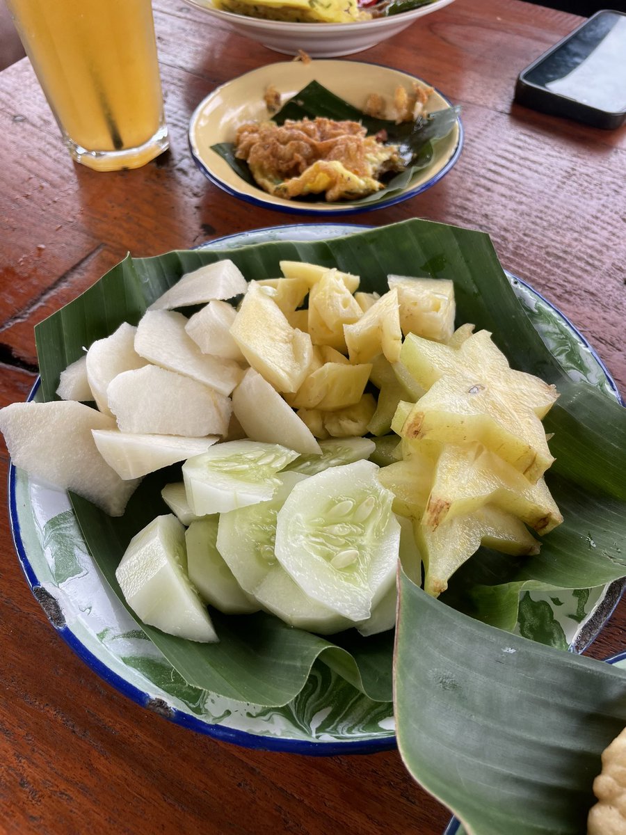 farisalaudin's tweet photo. Meramaikan #PelangiDiPiringku Mbak @anissasih di X. Kali ini, menunya pepes ayam, urap dengan kecombrang, dan tumis leunca. Nasi merahnya ketutupan lauk. 🤣 Jangan lupa tempe kemul yg kuningnya menir sekali. Dan, lutis! 🌈 https://t.co/wbonbllWZt