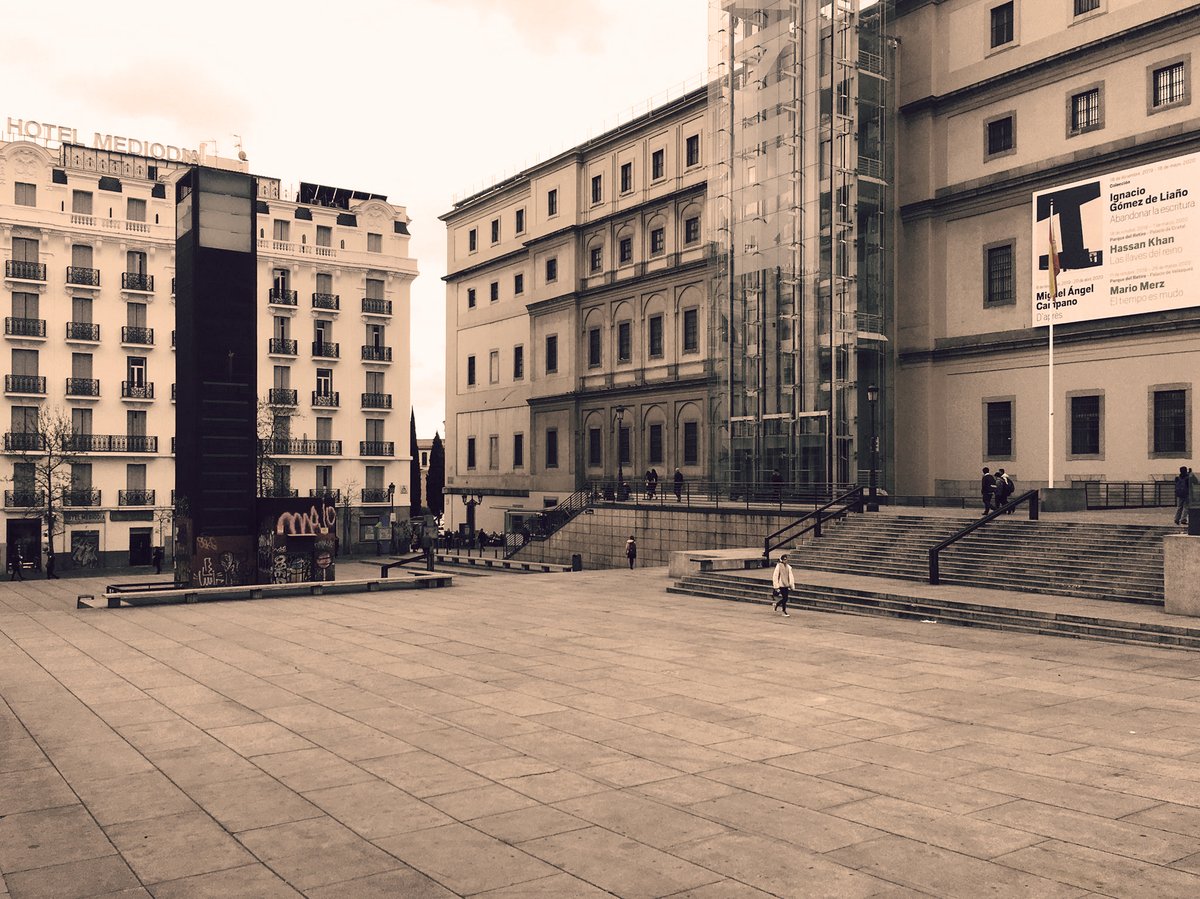 Los madrileños convirtieron el viejo hospital en un museo, la plaza en un gigantesco parking subterráneo... Y con el jardín público, con sus árboles, sus plantas, su suelo arenoso, sus sombras,... ¿con todo eso que hicieron los madrileños? Prioridades.