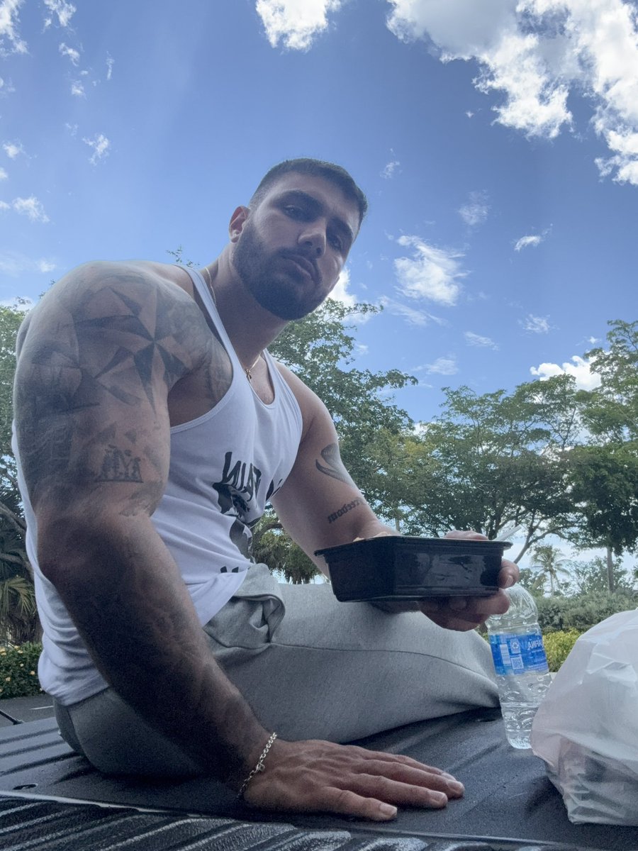 Do you want some of my food?😗😗