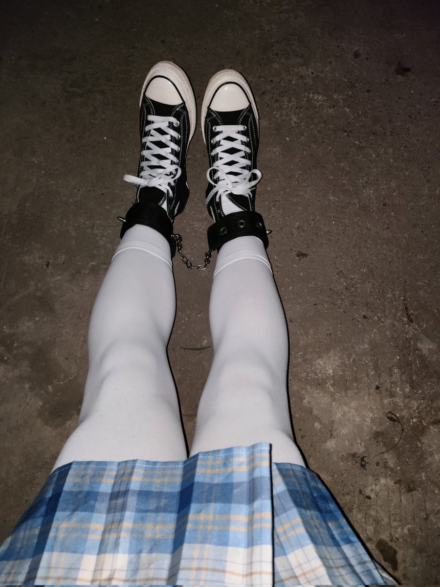 bdsm0898's tweet photo. 谁知道风衣里面有啥，裙子里面为啥有亮光呢
#jk #白丝 #白丝裤袜 #裙子 #露出控 #公园暴露 #捆绑 #自缚 https://t.co/ICkAdMUydC