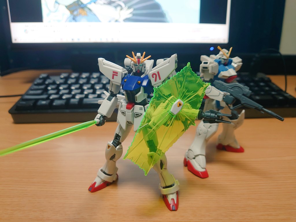 hakudouka1's tweet photo. ガンプラ組立配信お疲れ様でした〜✨️
グフ無事完成して良かった…そして猫様に叩き落されなくて良かった🤣
こちらは並走したHGのF91！前に作ったVと並べて📸付属のビームランチャーがカッコよいです。墨入れと塗装はもうちょい丁寧にしてあげたいところですが…😅
#月鯨みはね https://t.co/rlp98CvXad