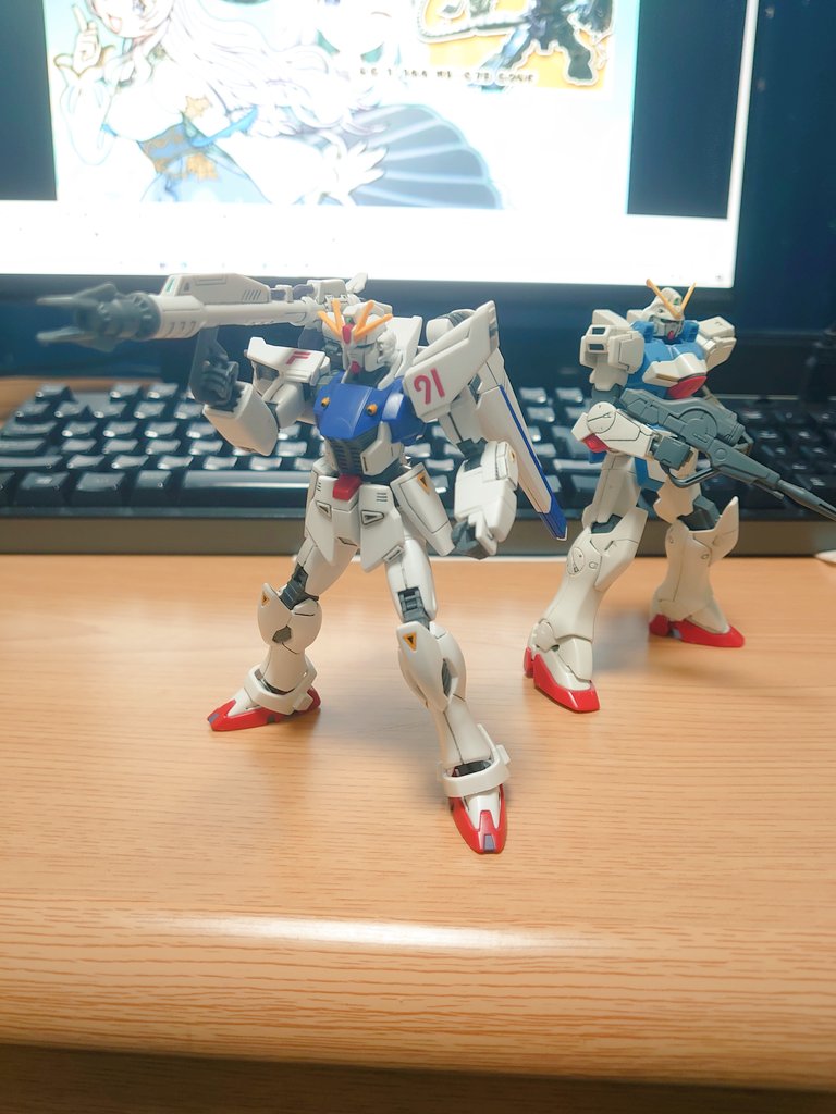 hakudouka1's tweet photo. ガンプラ組立配信お疲れ様でした〜✨️
グフ無事完成して良かった…そして猫様に叩き落されなくて良かった🤣
こちらは並走したHGのF91！前に作ったVと並べて📸付属のビームランチャーがカッコよいです。墨入れと塗装はもうちょい丁寧にしてあげたいところですが…😅
#月鯨みはね https://t.co/rlp98CvXad