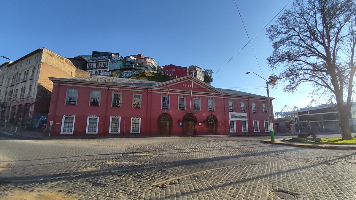 Info_War_Chile's tweet photo. #AntiChilenos Indignante Bandera LGTBIQ+ de "los maricones" en la Aduana de #Valparaíso sin la bandera de Chile eso es una infracción y un desaire a nuestro país Chile.
RT https://t.co/E9hDxf8XXp