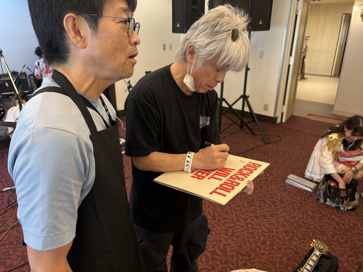 38yuhiko's tweet photo. ROCK&ROLL WILL NEVER DIE!!
このアルバムは1983年発売の子供ばんど最高傑作(自分の中の)42年前、我16歳高校1年生の時になりますが人生変える衝撃の一枚、その後ロック少年として目覚めたアルバム。
その #子供ばんど の #JICK #うじきつよし が来関!
情報入手後即会場の #関観光ホテル 支配人に申し出てスタッフとして働く。だだ仕事傍ら完全にファンとして見入ってました😓
野良猫、サマータイムブルース、ドリーミン…涙もんの圧巻のパフォーマンスに感動さ
御年68歳はとても思えれないのは声量は絶対に日頃の精進だと思う。(ロードバイク乗りとしても有名なのは割と最近知った)
自分も歌を歌う身。改めて長く歌う為の身体作りはしっかりしようと思った。
良いもの見せて頂き感謝😃
サイン付きLPは家宝だね
もちろん7月19火のELLも参戦さ❗️
@ujizo