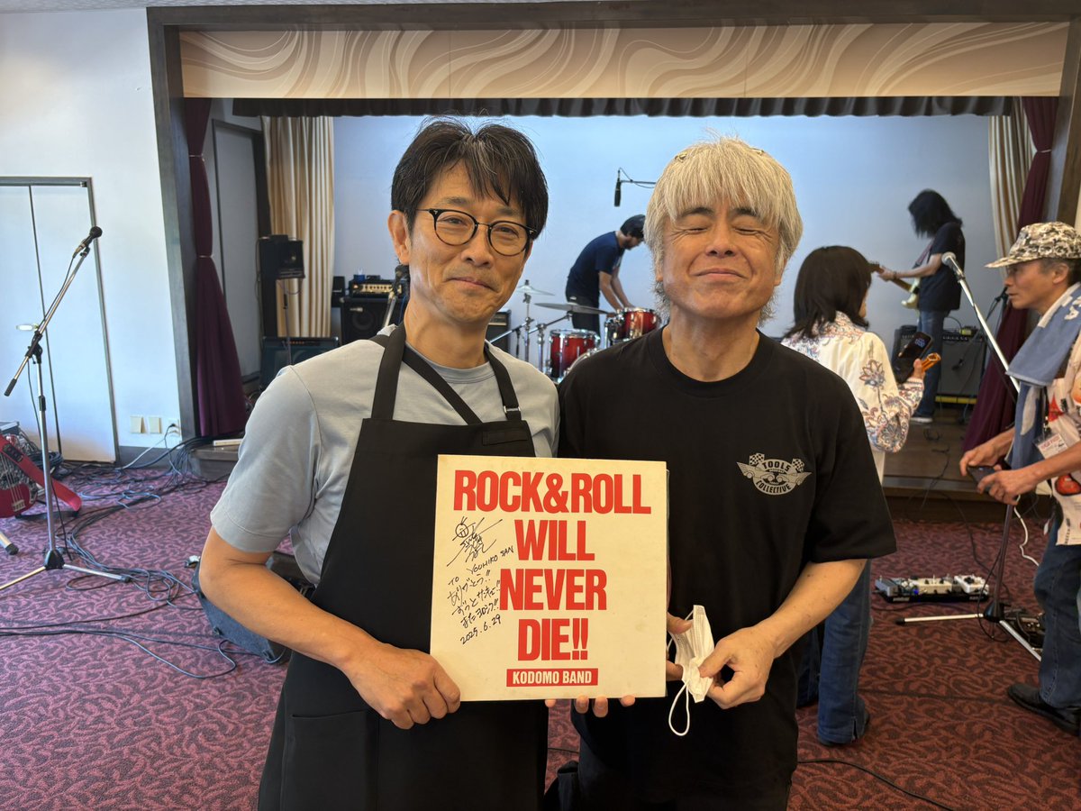 38yuhiko's tweet photo. ROCK&ROLL WILL NEVER DIE!!
このアルバムは1983年発売の子供ばんど最高傑作(自分の中の)42年前、我16歳高校1年生の時になりますが人生変える衝撃の一枚、その後ロック少年として目覚めたアルバム。
その #子供ばんど の #JICK #うじきつよし が来関!
情報入手後即会場の #関観光ホテル 支配人に申し出てスタッフとして働く。だだ仕事傍ら完全にファンとして見入ってました😓
野良猫、サマータイムブルース、ドリーミン…涙もんの圧巻のパフォーマンスに感動さ
御年68歳はとても思えれないのは声量は絶対に日頃の精進だと思う。(ロードバイク乗りとしても有名なのは割と最近知った)
自分も歌を歌う身。改めて長く歌う為の身体作りはしっかりしようと思った。
良いもの見せて頂き感謝😃
サイン付きLPは家宝だね
もちろん7月19火のELLも参戦さ❗️
@ujizo