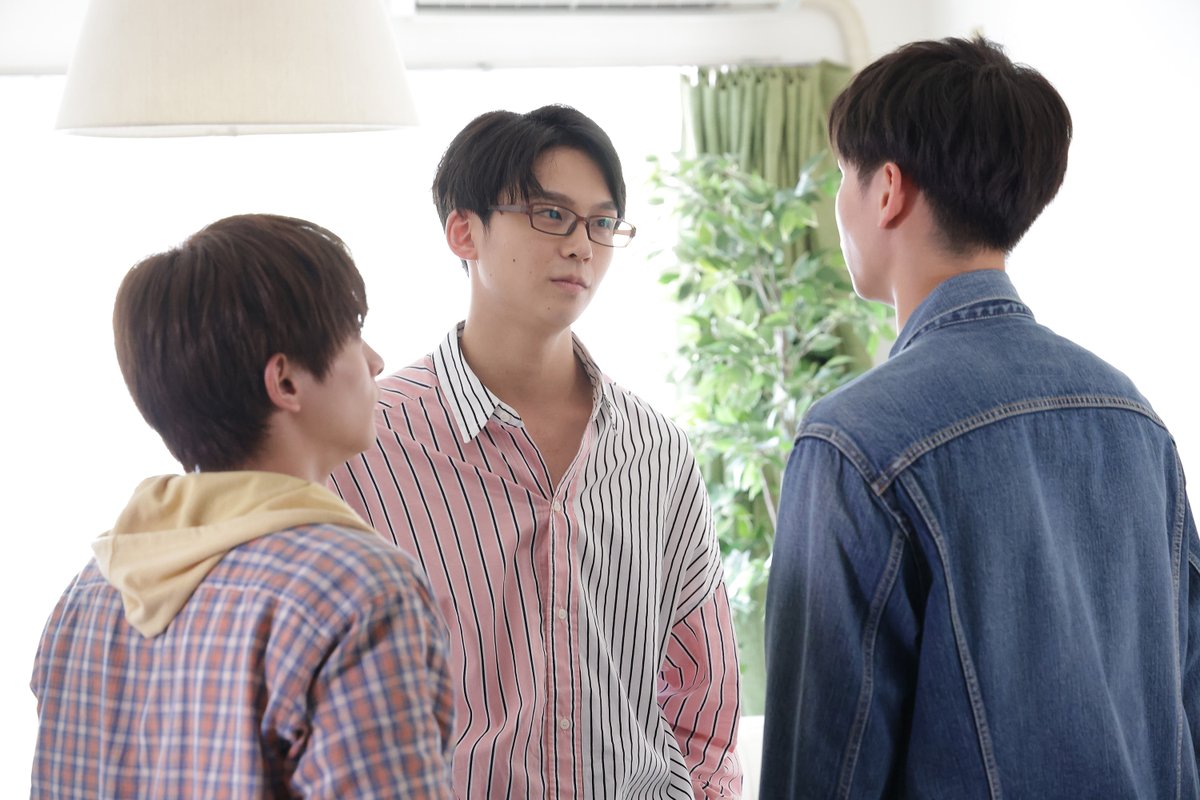 drama_share_tv's tweet photo. #ドラマ彼のいる生活 🌿
そこはちゃんとお前らで話してください

夏川の涙を見て誤解した一仁
背中だけでわかります、激怒💥ってます

2人を残して去っていく春名のBest of good job 👓シーンです

#佐藤瑠雅
#坂井翔
#沢村玲　#ONENONLY 
#ドラマ彼活
#LivingWithHim

FOD他にて配信中
BDDVD発売中 https://t.co/u0Iou8nSj1